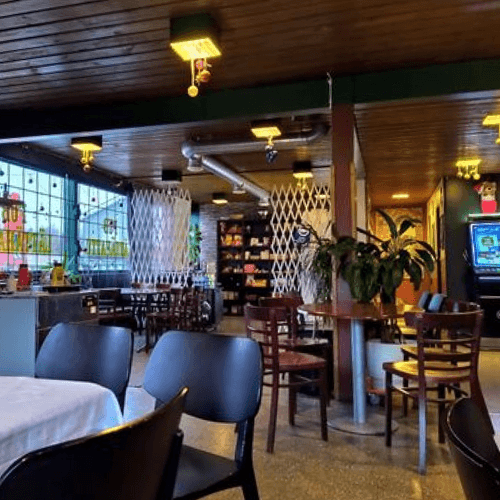 Pub Lättähatun sisätila, pöydät ja baaritiski